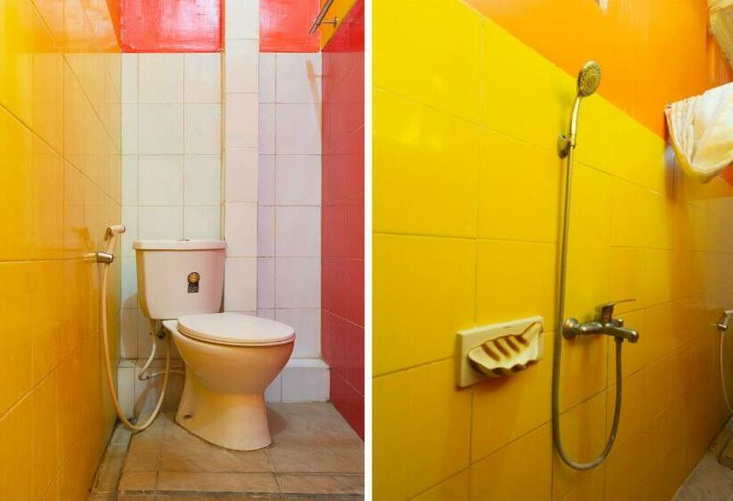 اتاق استاندارد با سرویس بهداشتی مشترک, Homestay Gayatri Sawojajar Near Univ Negeri Malang Kampus 2 Mitra Reddoorz