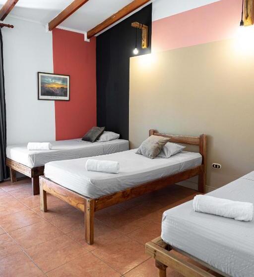 バルコニー付きスタンダードトリプルルーム, Point Break Santa Teresa