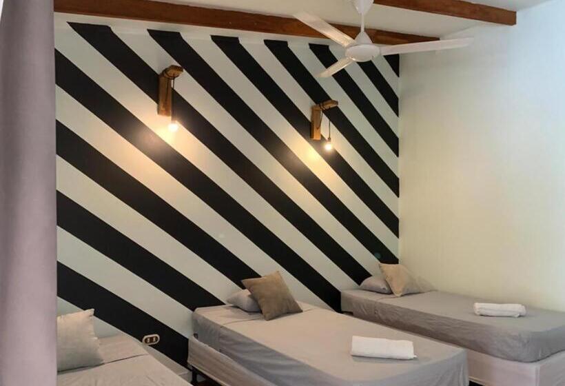 バルコニー付きスタンダードトリプルルーム, Point Break Santa Teresa