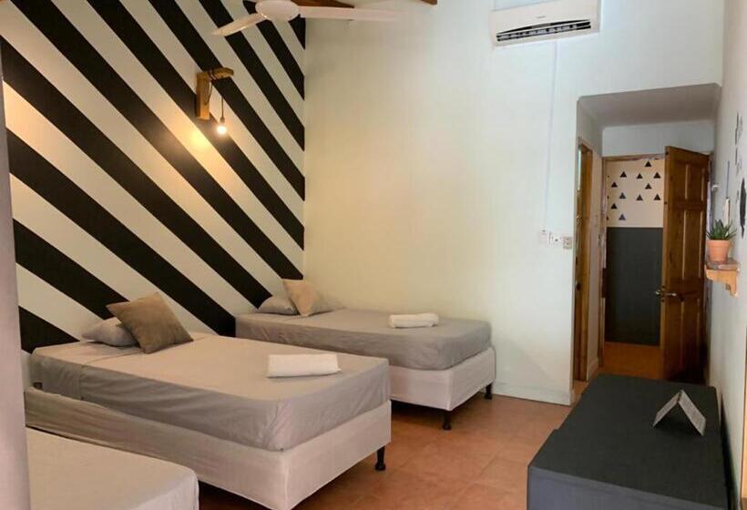 バルコニー付きスタンダードトリプルルーム, Point Break Santa Teresa