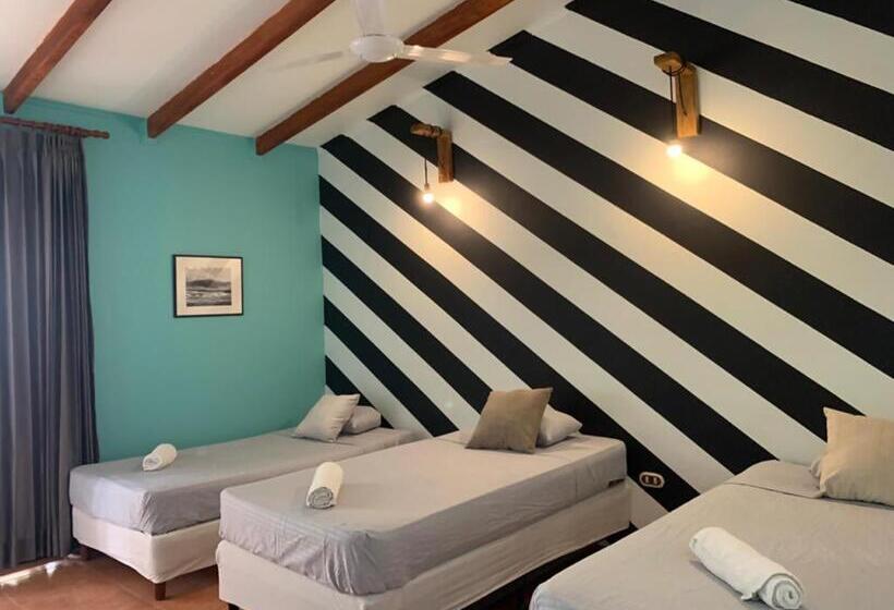 バルコニー付きスタンダードトリプルルーム, Point Break Santa Teresa