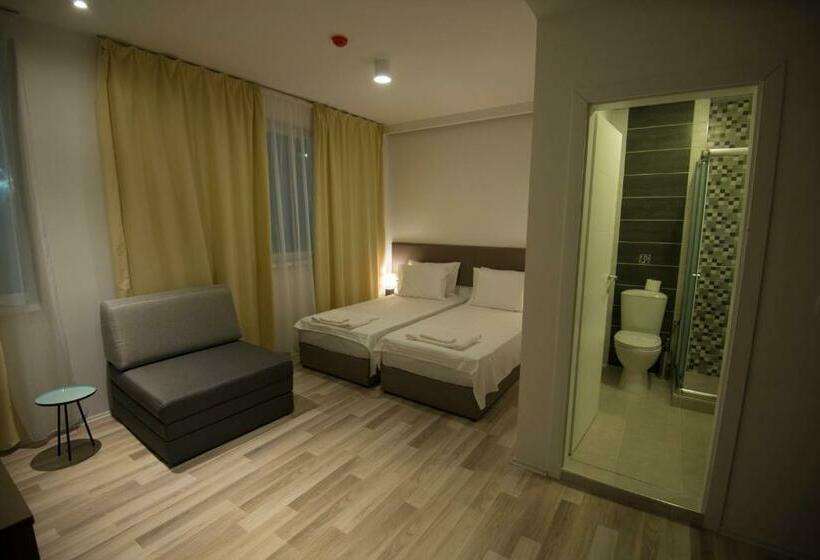 اتاق سوپریور, Village