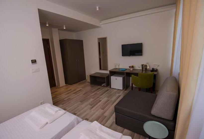 اتاق سوپریور, Village