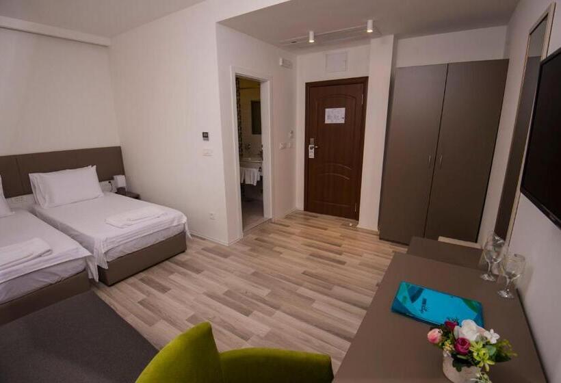 اتاق سوپریور, Village