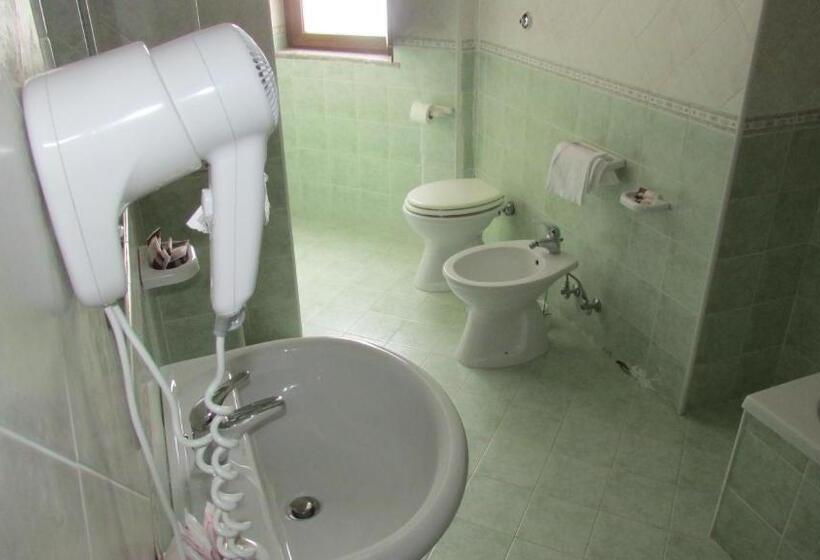 اتاق استاندارد سه نفره, Al Palazzetto Set Fair