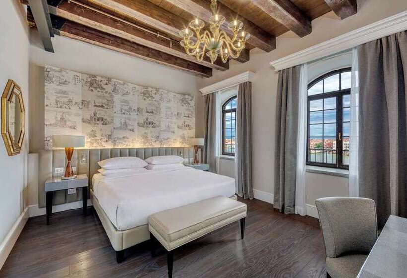 سوئیت با چشمانداز, Conrad Manila