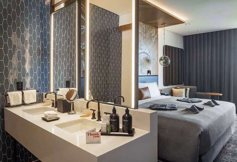 سوئیت با چشمانداز, Conrad Manila