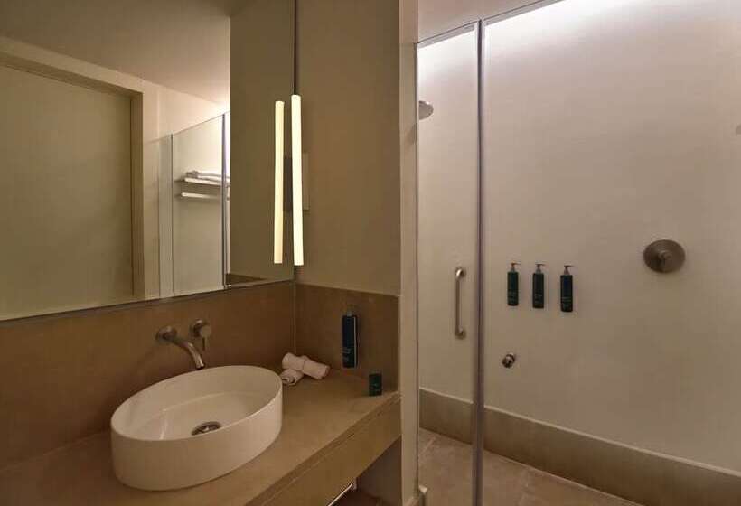 اتاق لوکس با چشمانداز استخر, Conrad Manila