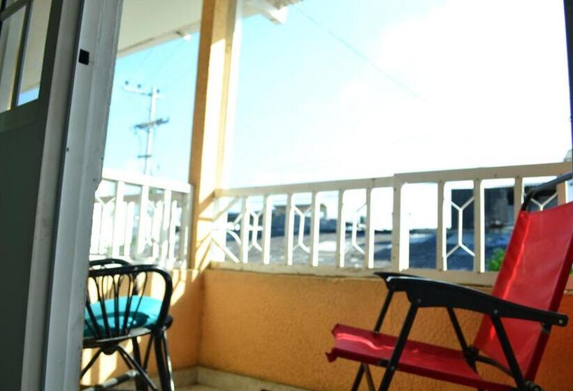 דירת שני חדרים, Hostel Stingray