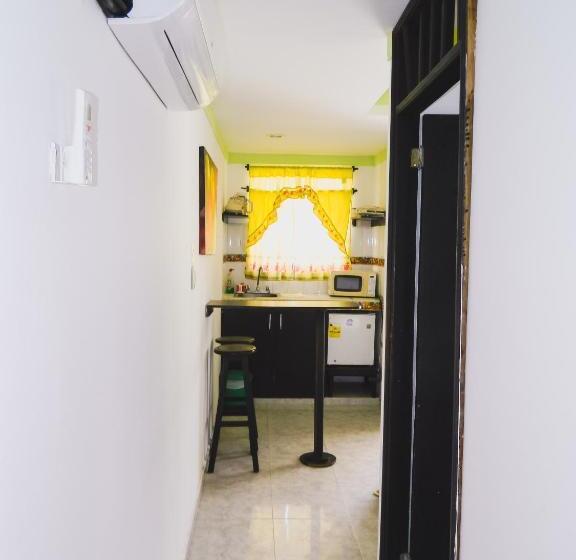 דירת שני חדרים, Hostel Stingray