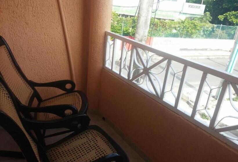 חדר אקונומי לשלושה, Hostel Stingray