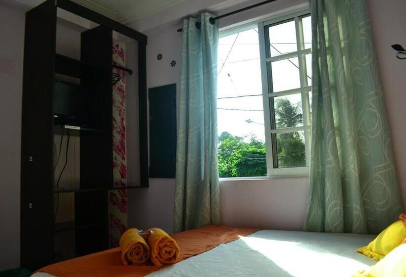 חדר אקונומי לשלושה, Hostel Stingray