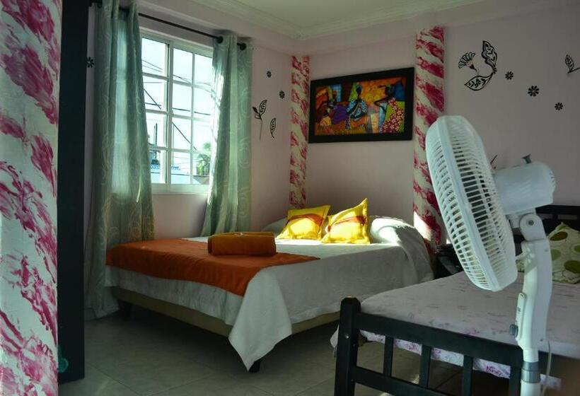 חדר אקונומי לשלושה, Hostel Stingray