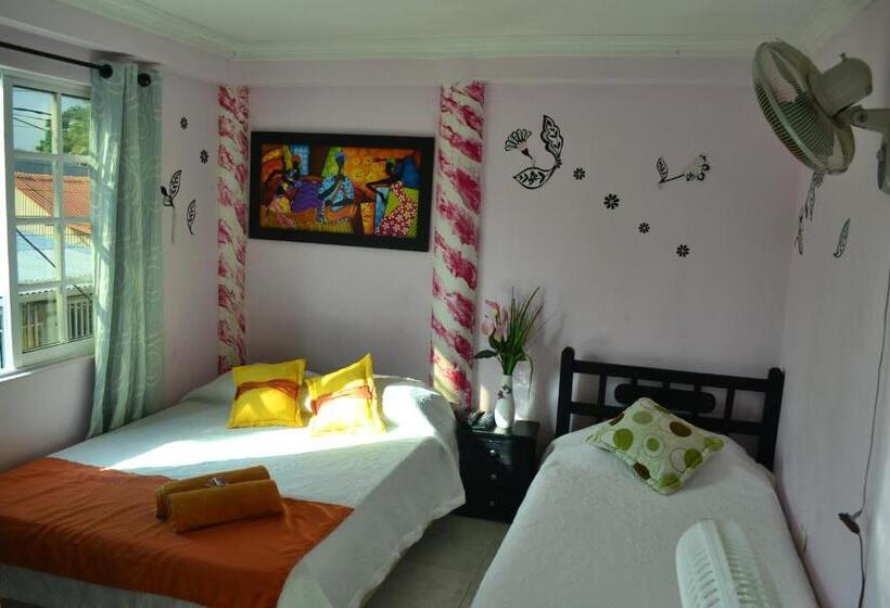 חדר אקונומי לשלושה, Hostel Stingray