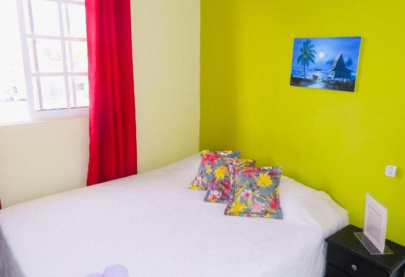 חדר סטנדרט לשלושה עם מרפסת, Hostel Stingray