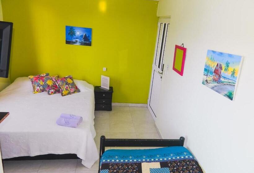 חדר סטנדרט לשלושה עם מרפסת, Hostel Stingray