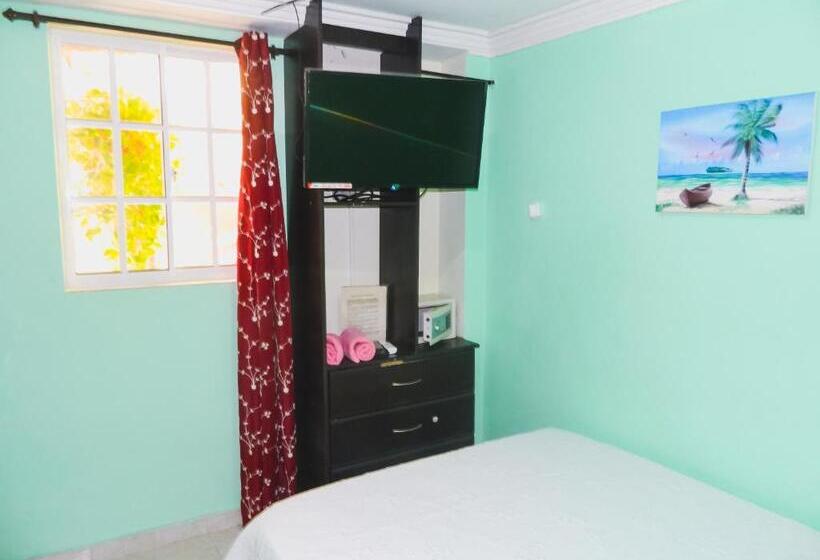 חדר אקונומי, Hostel Stingray