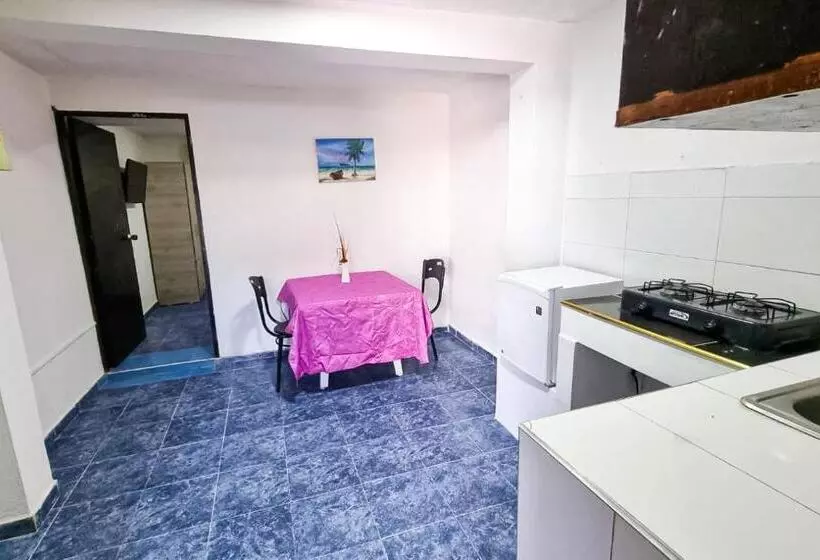 استودیوی استاندارد, Hostel Stingray