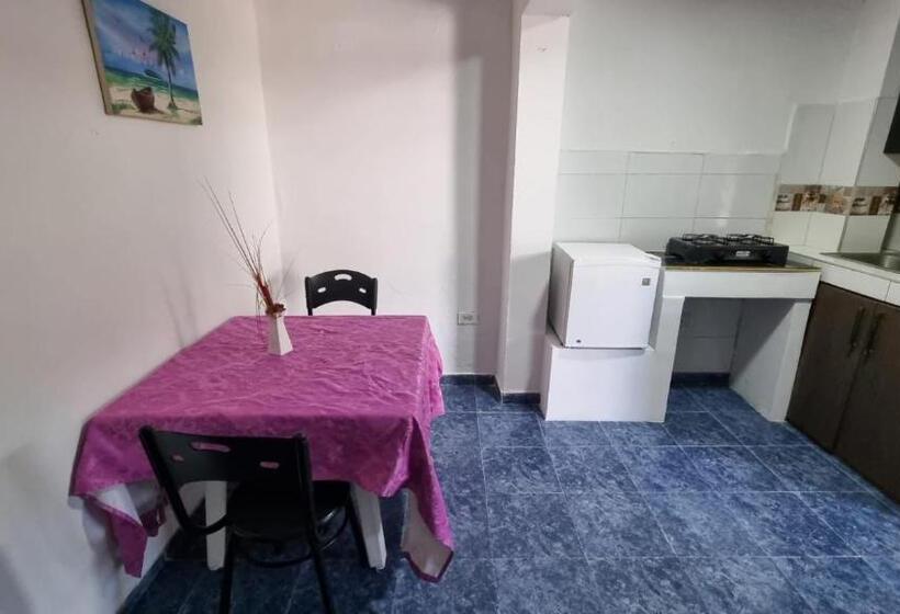 استودیوی استاندارد, Hostel Stingray