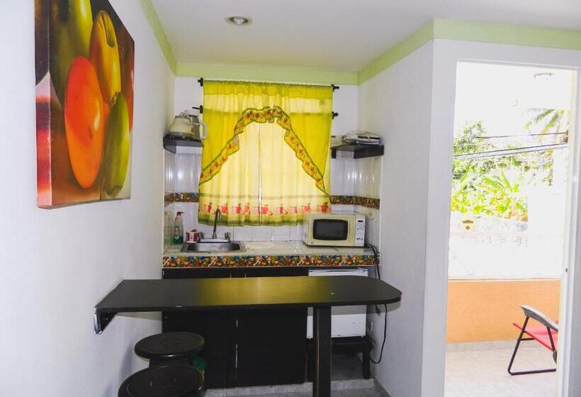 דירת שני חדרים, Hostel Stingray