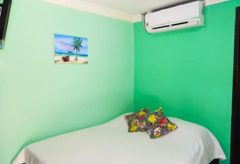 חדר אקונומי, Hostel Stingray