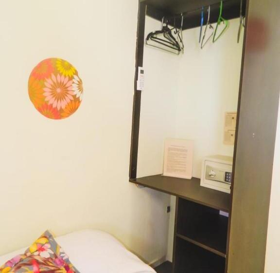 חדר אקונומי, Hostel Stingray