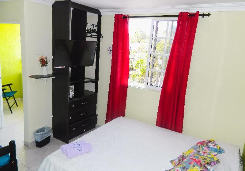 חדר סטנדרט לשלושה עם מרפסת, Hostel Stingray