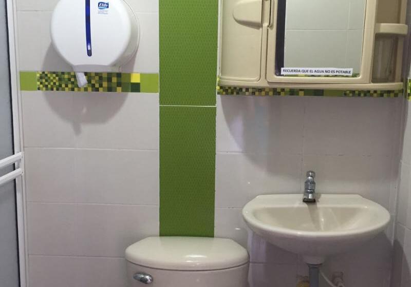 חדר סטנדרט לשלושה עם מרפסת, Hostel Stingray