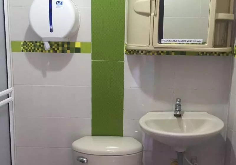 اتاق استاندارد سه تخته با بالکن, Hostel Stingray