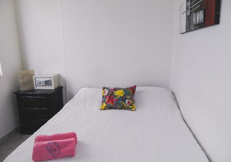 דירת שני חדרים, Hostel Stingray