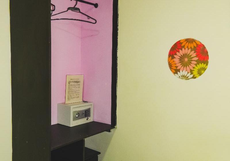 חדר אקונומי, Hostel Stingray