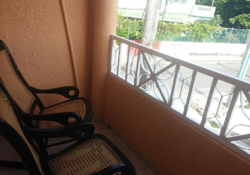 חדר אקונומי לשלושה, Hostel Stingray