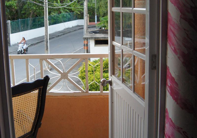 חדר אקונומי לשלושה, Hostel Stingray