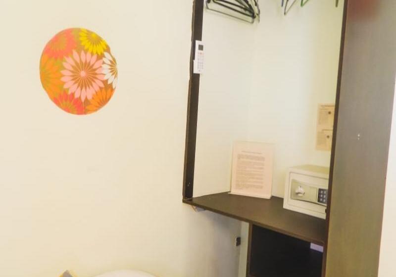 经济房, Hostel Stingray