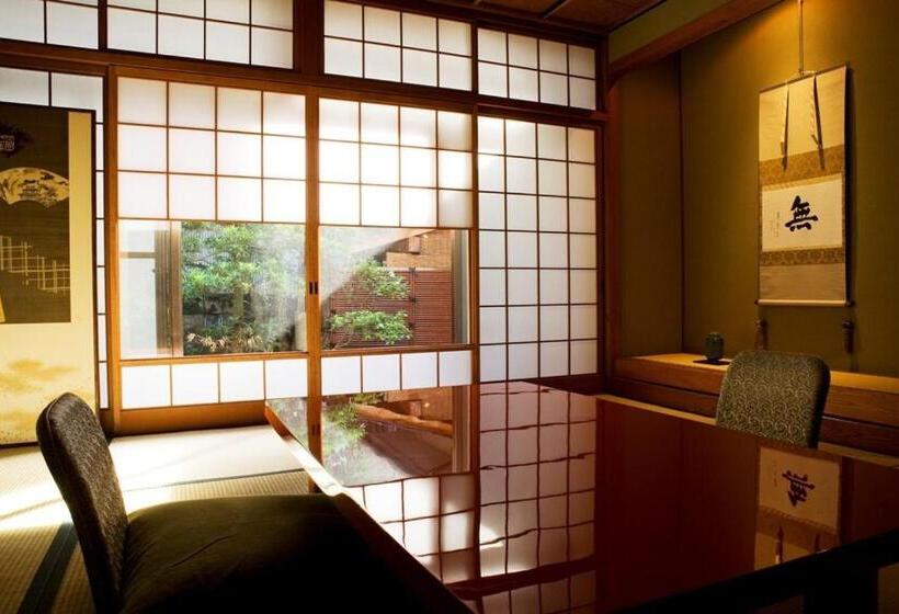 غرفة قياسية حمام مشترك, Mikuniya