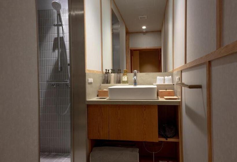 جناح جونيور, Mikuniya