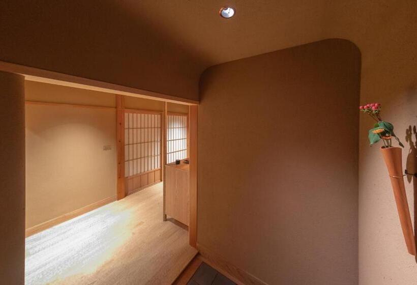 جناح جونيور, Mikuniya