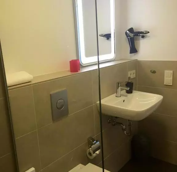 استودیوی لوکس, Stay! Hotel Boardinghouse