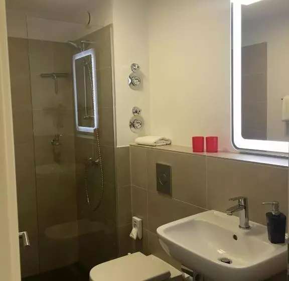 استودیوی لوکس, Stay! Hotel Boardinghouse