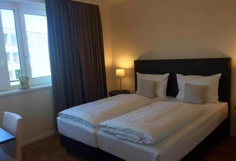 استودیوی لوکس, Stay! Hotel Boardinghouse