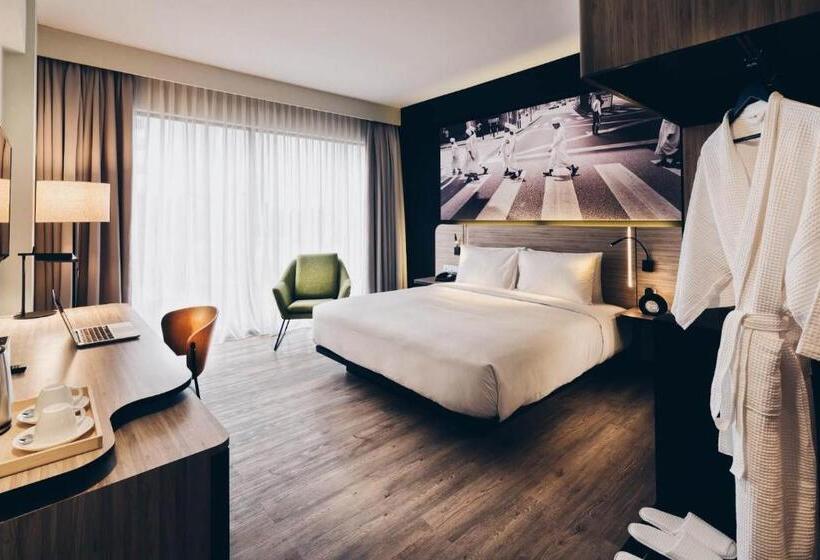 اتاق لوکس با تخت بزرگ, The Kuala Lumpur Journal