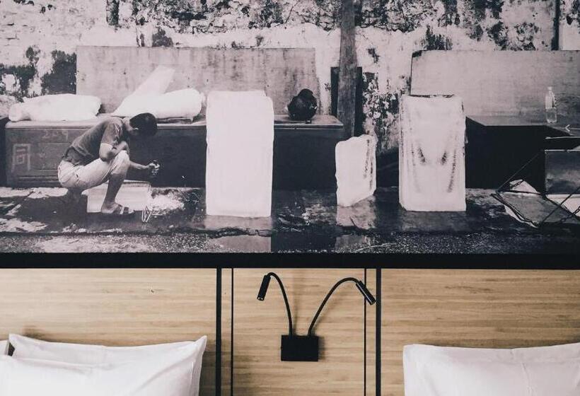 اتاق لوکس سه تخته, The Kuala Lumpur Journal