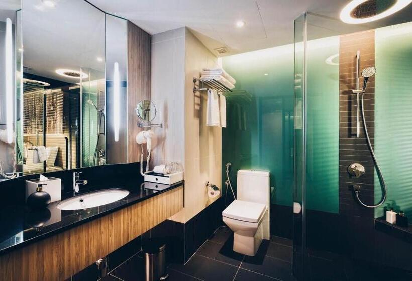 اتاق لوکس سه تخته, The Kuala Lumpur Journal