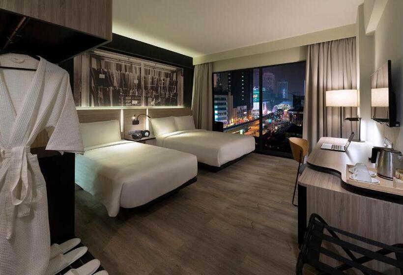 اتاق لوکس سه تخته, The Kuala Lumpur Journal