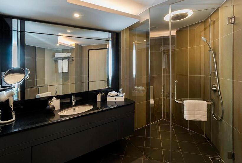 اتاق خانوادگی, The Kuala Lumpur Journal