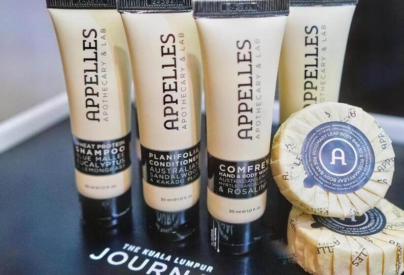 اتاق پریمیوم سه تخته, The Kuala Lumpur Journal