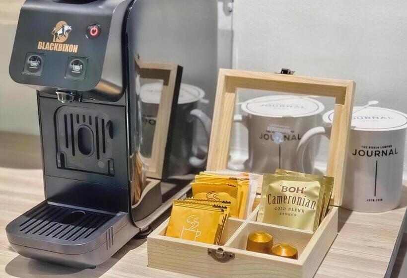 اتاق پریمیوم سه تخته, The Kuala Lumpur Journal