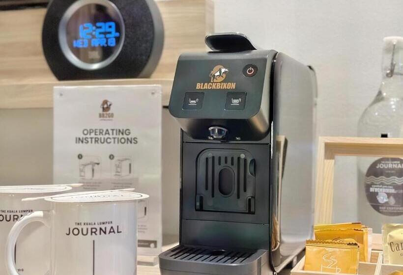 اتاق پریمیوم سه تخته, The Kuala Lumpur Journal