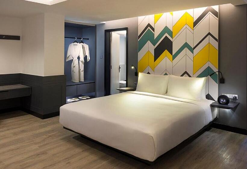 اتاق لوکس خانوادگی, The Kuala Lumpur Journal