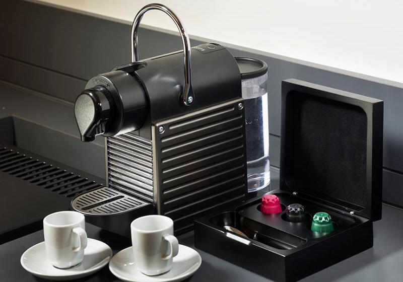 اتاق لوکس سه تخته, The Kuala Lumpur Journal